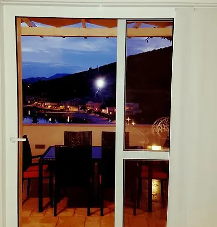 Nyaraló Anna *